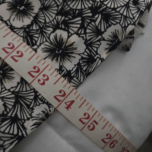 🔥 2/$9 or 3/$13  Covington Women's Black and Cream Floral Top - Picture 9 of 9